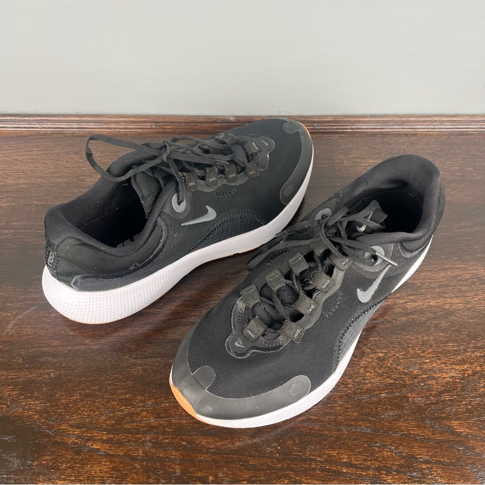Nike React Escape Sneakers Womens Running Athletic Shoes Size 9 Black White